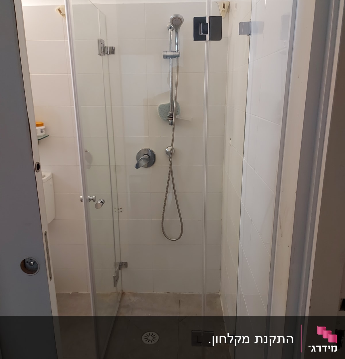 מקלחון זכוכית עם ראש מקלחת וצינור מתכת